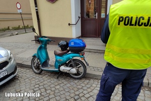 policjant kontroluje motorower
