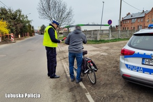 policjant kontroluje rowerzystę