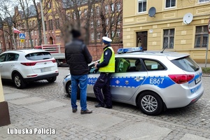 policjant rozmawia z pieszym