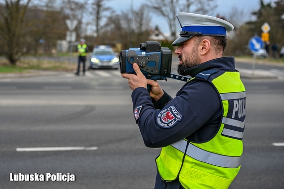 policjant kontroluje prędkość