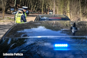 policjanci podczas kontroli drogowej