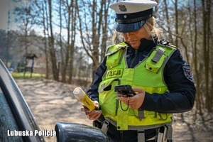 policjantka kontroluje trzeźwość