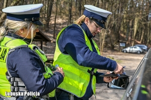 policjantki rozmawiają z kierowcą