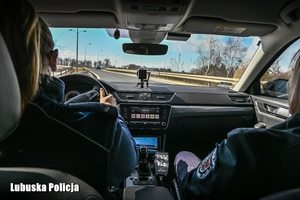 policjantki jadą radiowozem