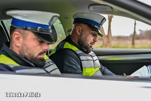 policjanci w radiowozie