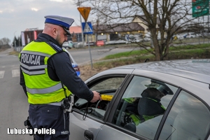 policjant kontroluje trzeźwość kierowcy