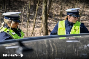policjantki podczas kontroli drogowej