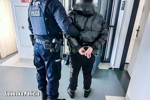 Policjant z zatrzymanym.