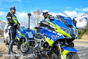 Policjanci przy motocyklach