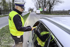 policjant kontroluje trzeźwość kierowcy