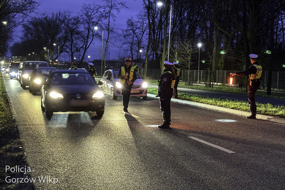 policjanci kontrolują trzeźwość kierwców