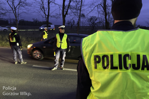 policjanci kontrolują trzeźwość kierowców
