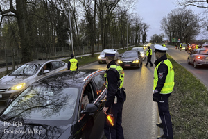 policjanci kontrolują trzeźwość kierowców