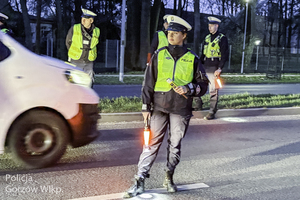 policjanci kontrolują trzeźwość kierowców