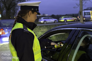 policjantka kontroluje trzeźwość kierowcy
