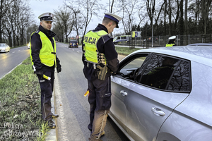 policjanci kontrolują trzeźwość kierowców