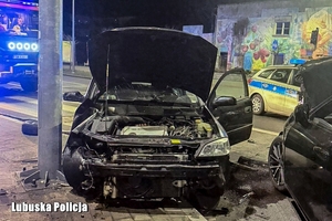 samochód rozbity o latarnię