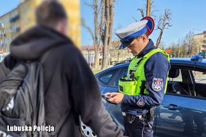 Policjant legitymuje
