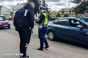 Policjant rozmawia z obywatelem