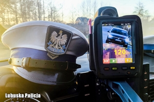 Czapka policjanta i urządzenie do pomiaru prędkości