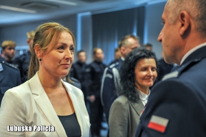 wręczenie gratulacji kobiecie