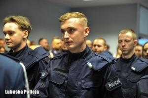 policjant odbiera akt ślubowania