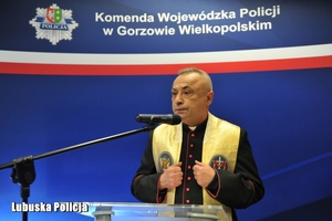 duchowny przemawia przez mikrofon