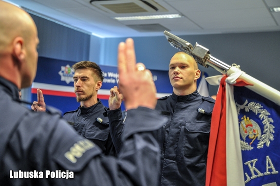 policjanci ślubują na sztandar