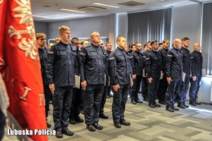 policjanci w szeregu