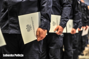 policjanci trzymają teczki