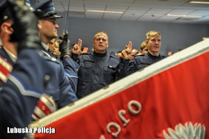 policjanci ślubują na sztandar