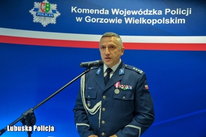 policjant przemawia przez mikrofon