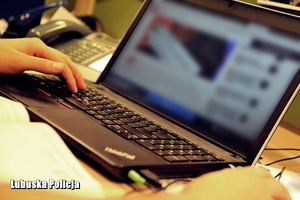 kobieta spogląda na laptop