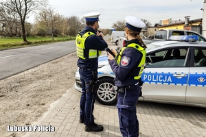 Policjanci ruchu drogowego podczas służby.
