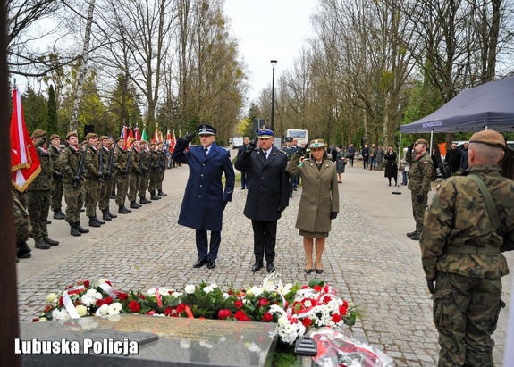 Funkcjonariusze oddają hołd.