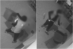 mężczyzna uszkadzający drzwi