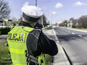 policjant kontroluje prędkość pojazdów