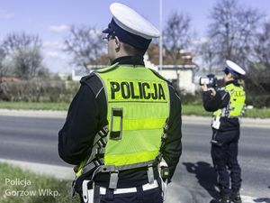 policjanci kontrolują prędkość pojazdów