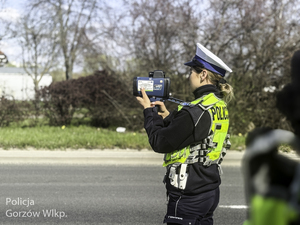 policjantka kontroluje prędkość pojazdów