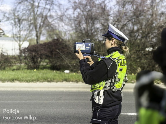 policjantka kontroluje prędkość pojazdów