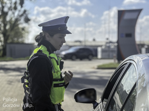 policjantka rozmawia z kierowcą