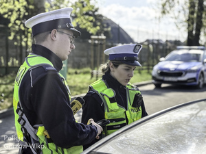 policjantka rozmawia z kierowcą