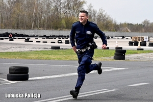 Policjant biegnie podczas konkursu.