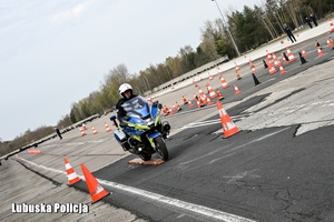 Policjant na motorze.