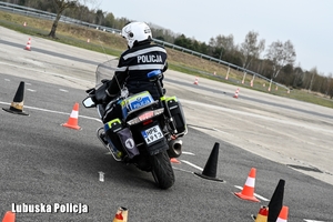 Policjant na motorze.