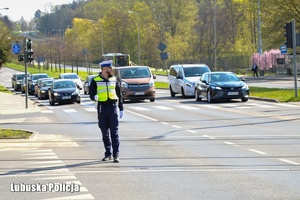 Policjant kieruje ruchem na skrzyżowaniu