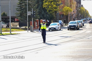 Policjant kieruje ruchem na skrzyżowaniu