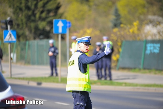 Policjant kieruje ruchem na skrzyżowaniu