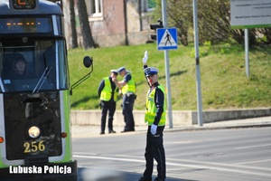 Policjant kieruje ruchem na skrzyżowaniu