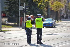 Policjanci zmieniają się na skrzyżowaniu
